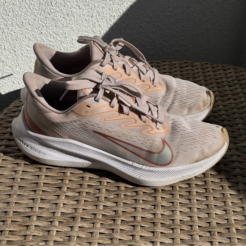 Nike Zoom Winflo 8 Running Shoes Womens 8 Pink Gold CJ0302-601 Athletic Sneakers
